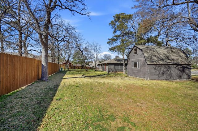 716 Kiowa Drive E, Gainesville, TX 76240