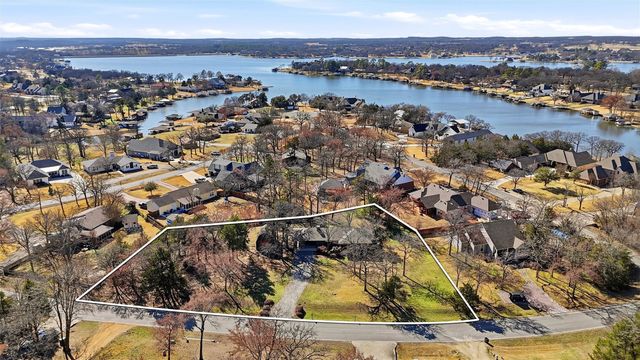 716 Kiowa Drive E, Gainesville, TX 76240