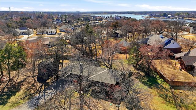 716 Kiowa Drive E, Gainesville, TX 76240