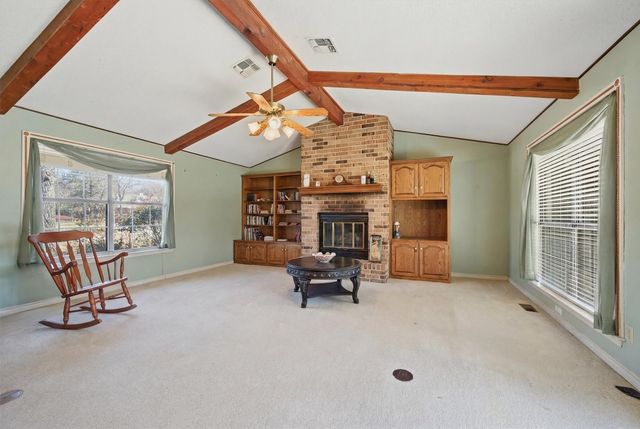 716 Kiowa Drive E, Gainesville, TX 76240