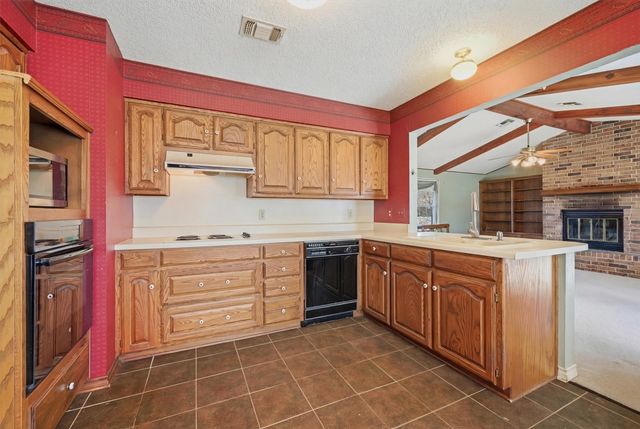 716 Kiowa Drive E, Gainesville, TX 76240