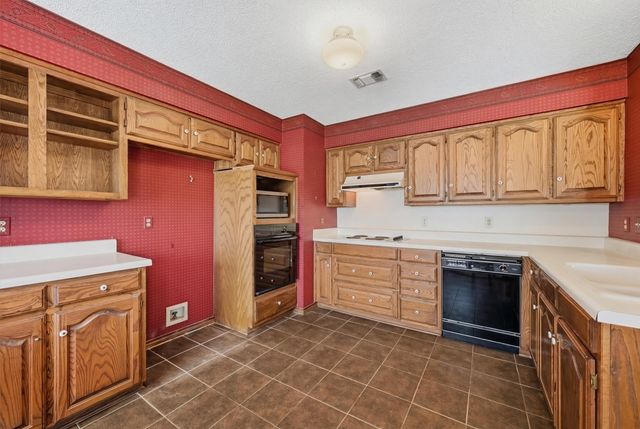 716 Kiowa Drive E, Gainesville, TX 76240