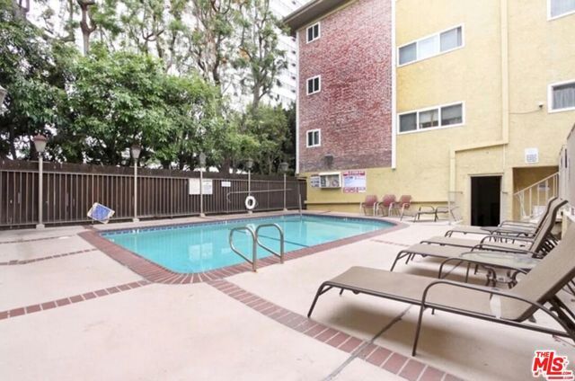 1262 S Barrington Avenue 203, Los Angeles, CA 90025