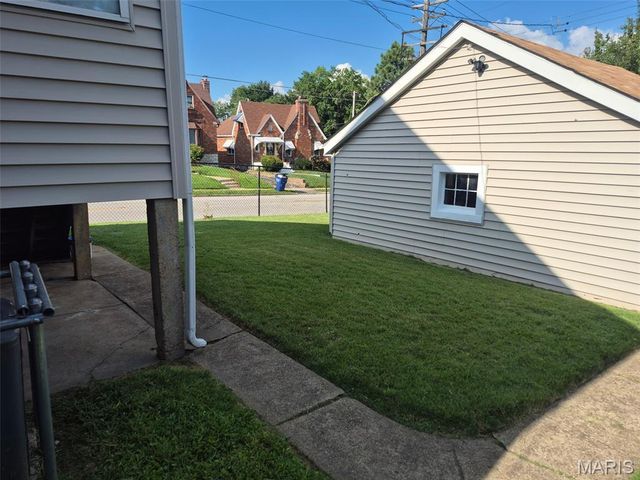 8464 Edna Street, St Louis, MO 63147