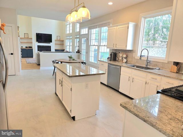33 CHICORY LN, Pennington, NJ 08534