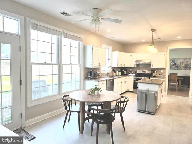 33 CHICORY LN, Pennington, NJ 08534