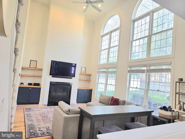 33 CHICORY LN, Pennington, NJ 08534