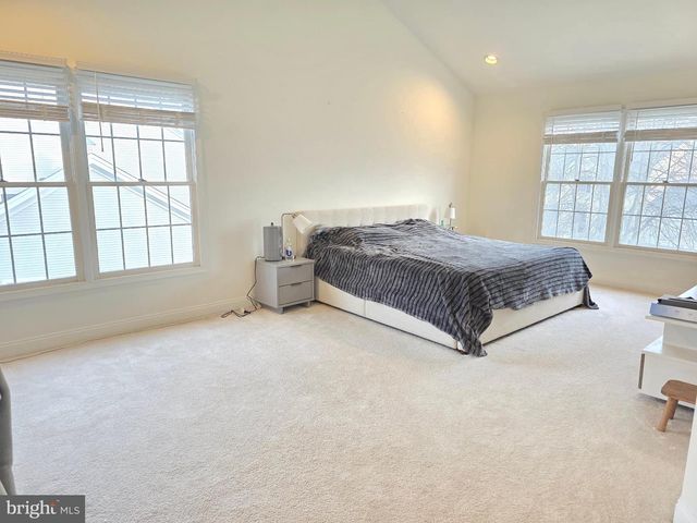 33 CHICORY LN, Pennington, NJ 08534
