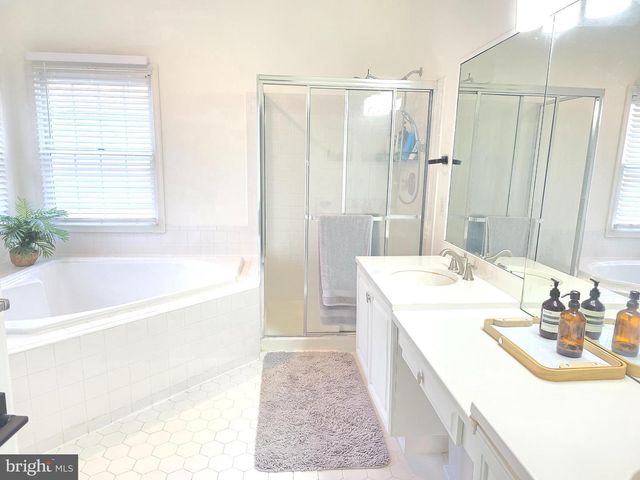 33 CHICORY LN, Pennington, NJ 08534