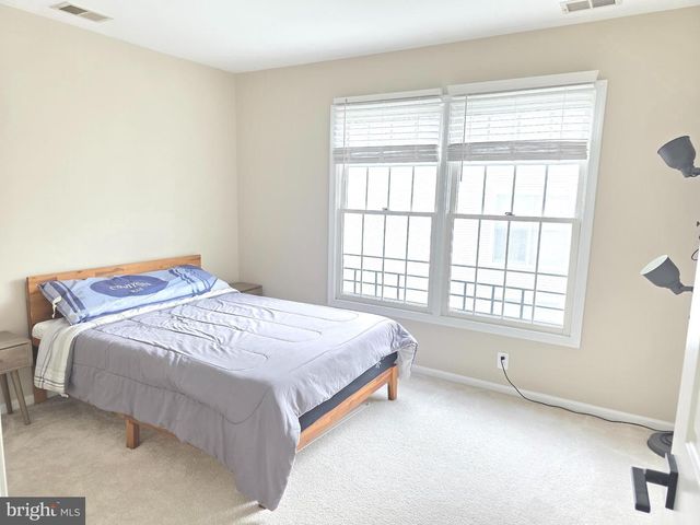 33 CHICORY LN, Pennington, NJ 08534