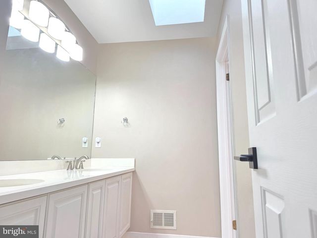 33 CHICORY LN, Pennington, NJ 08534