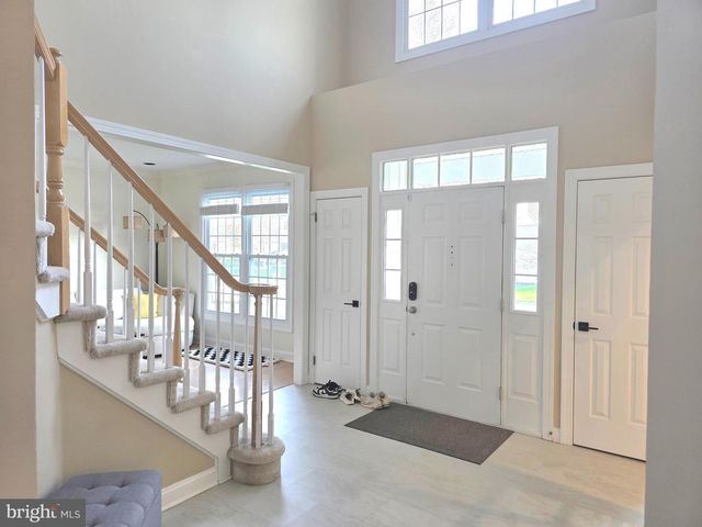 33 CHICORY LN, Pennington, NJ 08534