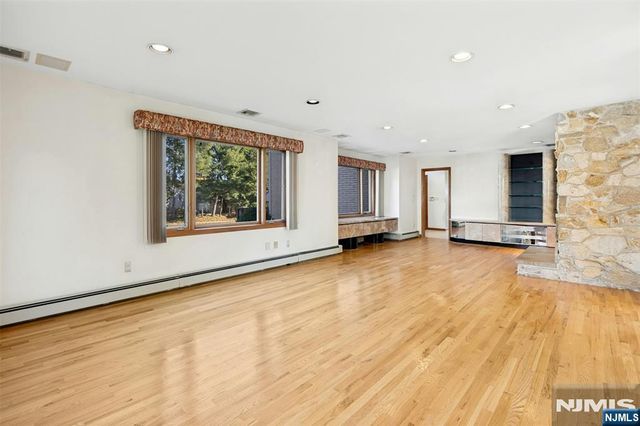 40-12 Kilada Court, Fair Lawn, NJ 07410