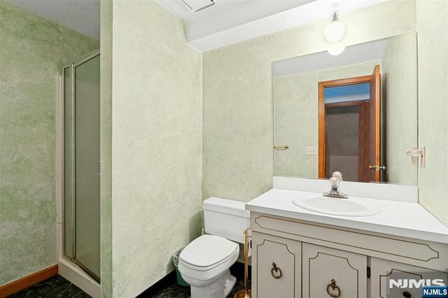 40-12 Kilada Court, Fair Lawn, NJ 07410
