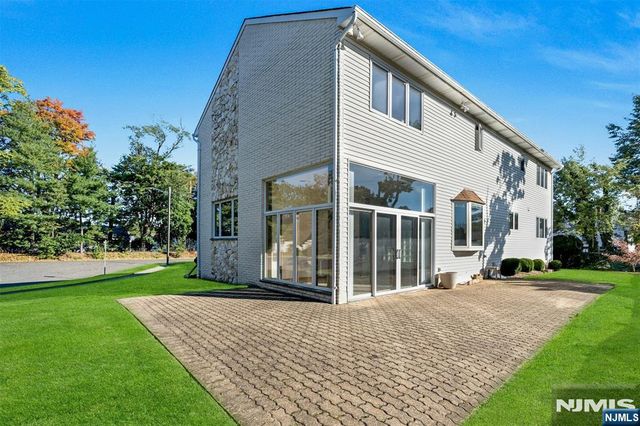 40-12 Kilada Court, Fair Lawn, NJ 07410