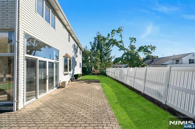 40-12 Kilada Court, Fair Lawn, NJ 07410