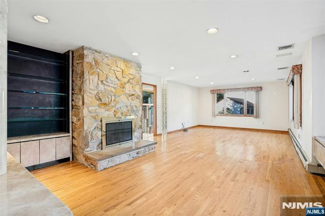 40-12 Kilada Court, Fair Lawn, NJ 07410
