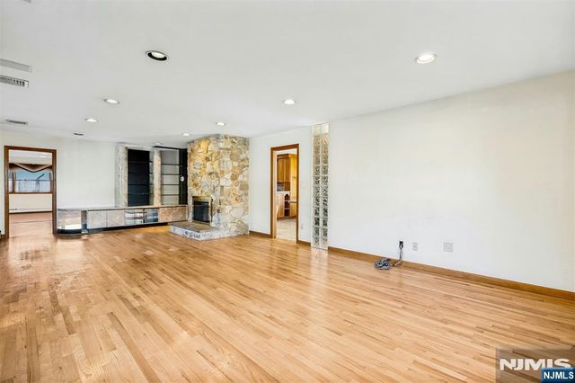 40-12 Kilada Court, Fair Lawn, NJ 07410