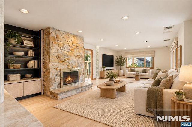 40-12 Kilada Court, Fair Lawn, NJ 07410