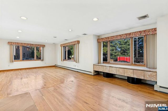 40-12 Kilada Court, Fair Lawn, NJ 07410