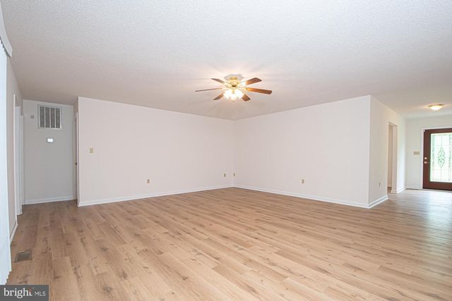 1001 N TIMBER RIDGE RD, Cross Junction, VA 22625