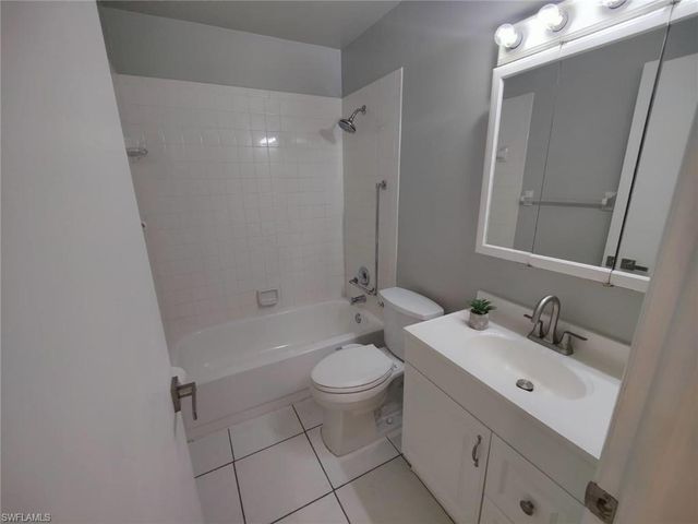 2668 Kings Lake BLVD 7-203, Naples, FL 34112