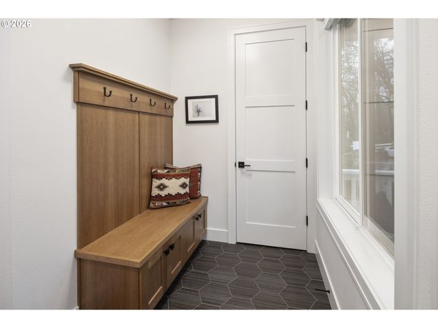 9261 Sw MACKAYLA Pl, Portland, OR 97223