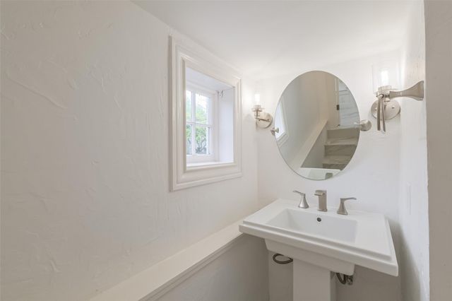 2201 Maroneal Street, Houston, TX 77030