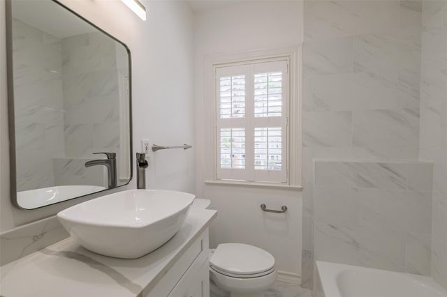 2201 Maroneal Street, Houston, TX 77030