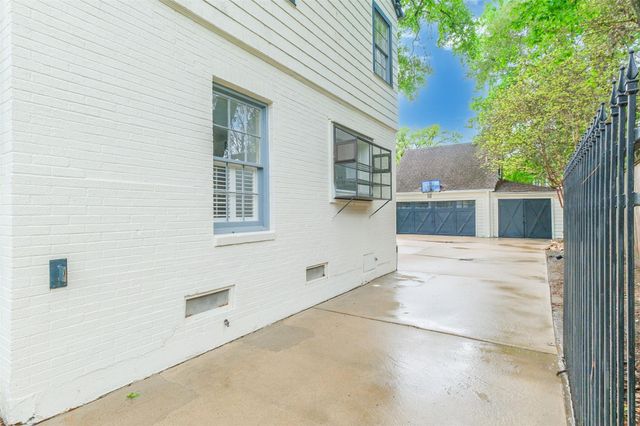 2201 Maroneal Street, Houston, TX 77030