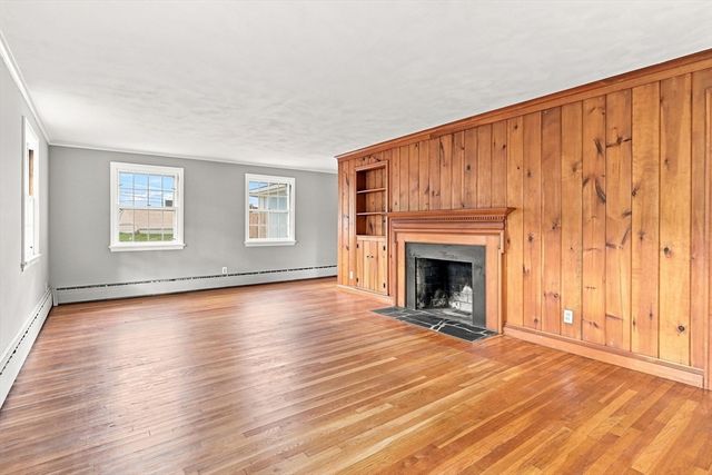 92 Oak Hollow Rd, Springfield, MA 01128