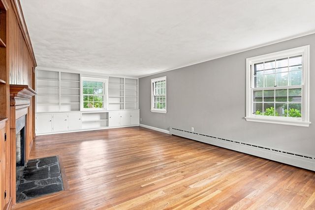 92 Oak Hollow Rd, Springfield, MA 01128