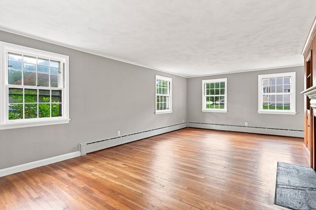 92 Oak Hollow Rd, Springfield, MA 01128