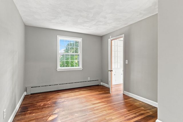 92 Oak Hollow Rd, Springfield, MA 01128
