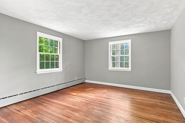92 Oak Hollow Rd, Springfield, MA 01128