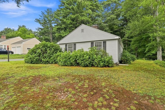 92 Oak Hollow Rd, Springfield, MA 01128