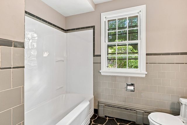 92 Oak Hollow Rd, Springfield, MA 01128