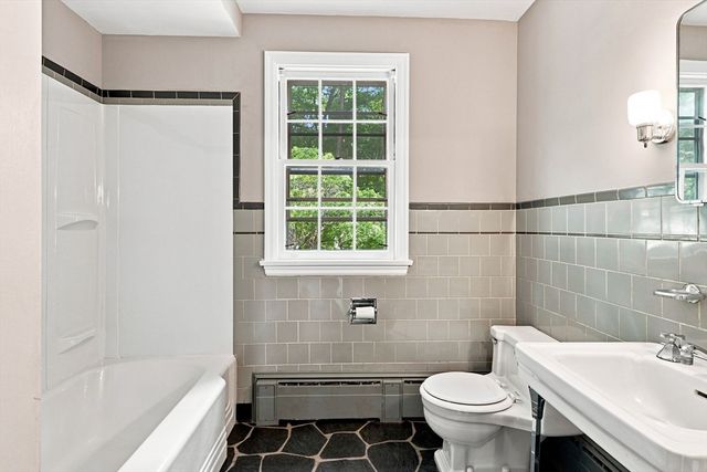 92 Oak Hollow Rd, Springfield, MA 01128