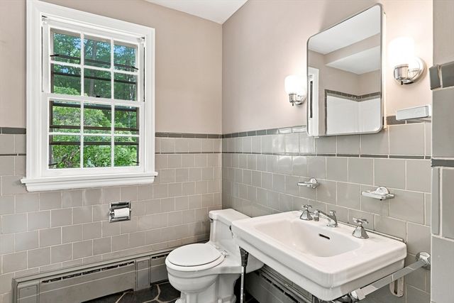 92 Oak Hollow Rd, Springfield, MA 01128
