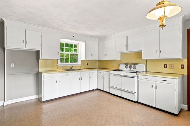 92 Oak Hollow Rd, Springfield, MA 01128