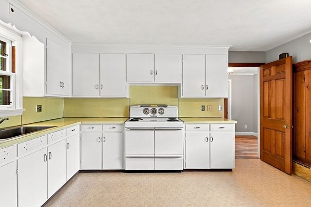 92 Oak Hollow Rd, Springfield, MA 01128