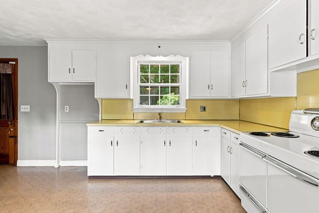 92 Oak Hollow Rd, Springfield, MA 01128