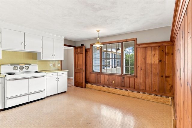 92 Oak Hollow Rd, Springfield, MA 01128