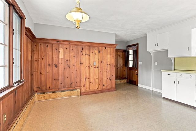 92 Oak Hollow Rd, Springfield, MA 01128