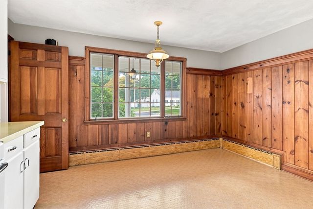 92 Oak Hollow Rd, Springfield, MA 01128
