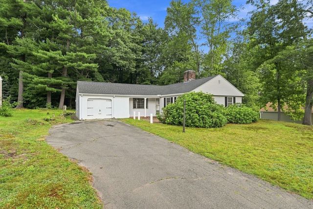 92 Oak Hollow Rd, Springfield, MA 01128