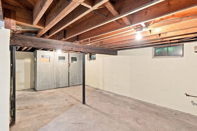 92 Oak Hollow Rd, Springfield, MA 01128