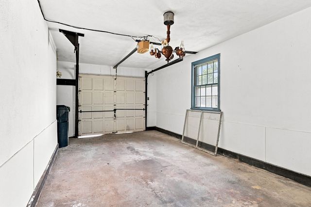 92 Oak Hollow Rd, Springfield, MA 01128