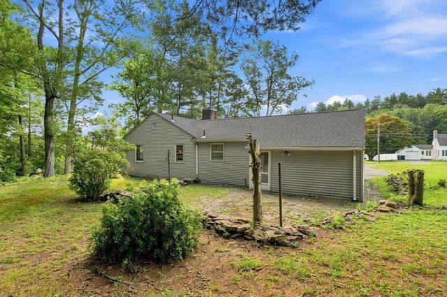92 Oak Hollow Rd, Springfield, MA 01128