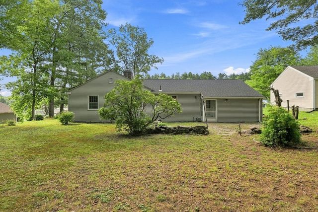 92 Oak Hollow Rd, Springfield, MA 01128